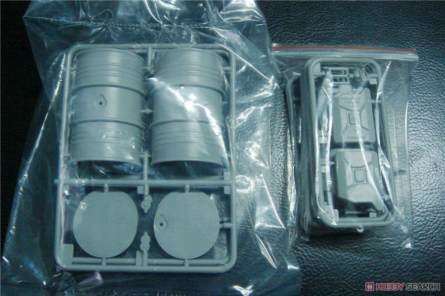 Classy Hobby MC16002 WWII German 20L Jerry Can &amp;amp; 200L Fuel Drum Set 1/16 – immagine 3