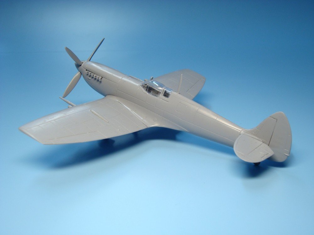 AZ Model AZ7380 Spitfire Mk.VIII RAAF 1/72 – image 9