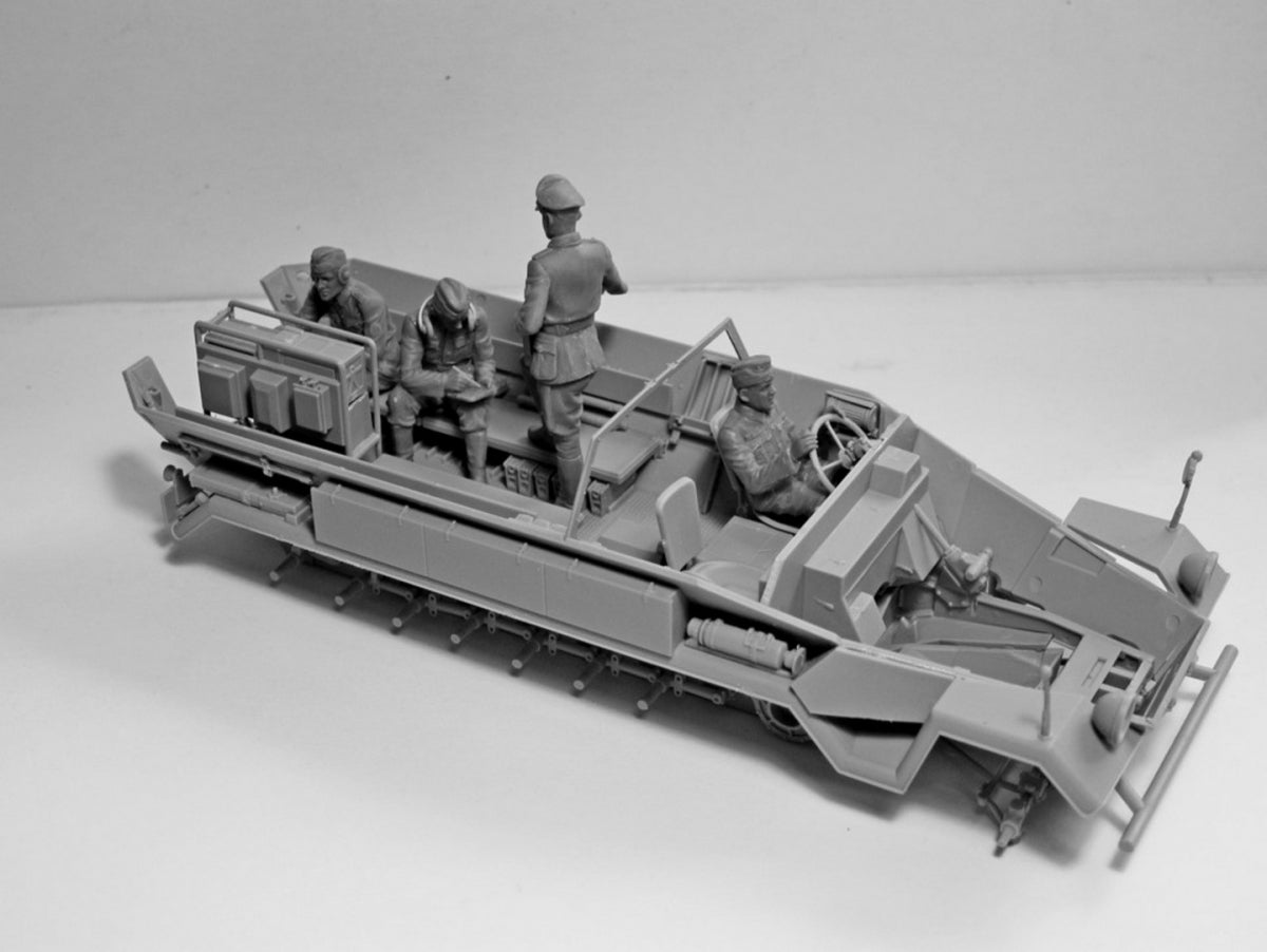 ICM 35105 Beobachtungspanzerwagen Sd.Kfz.251/18 Ausf.A WWII German Observation Vehicle with crew 1/35 – image 8