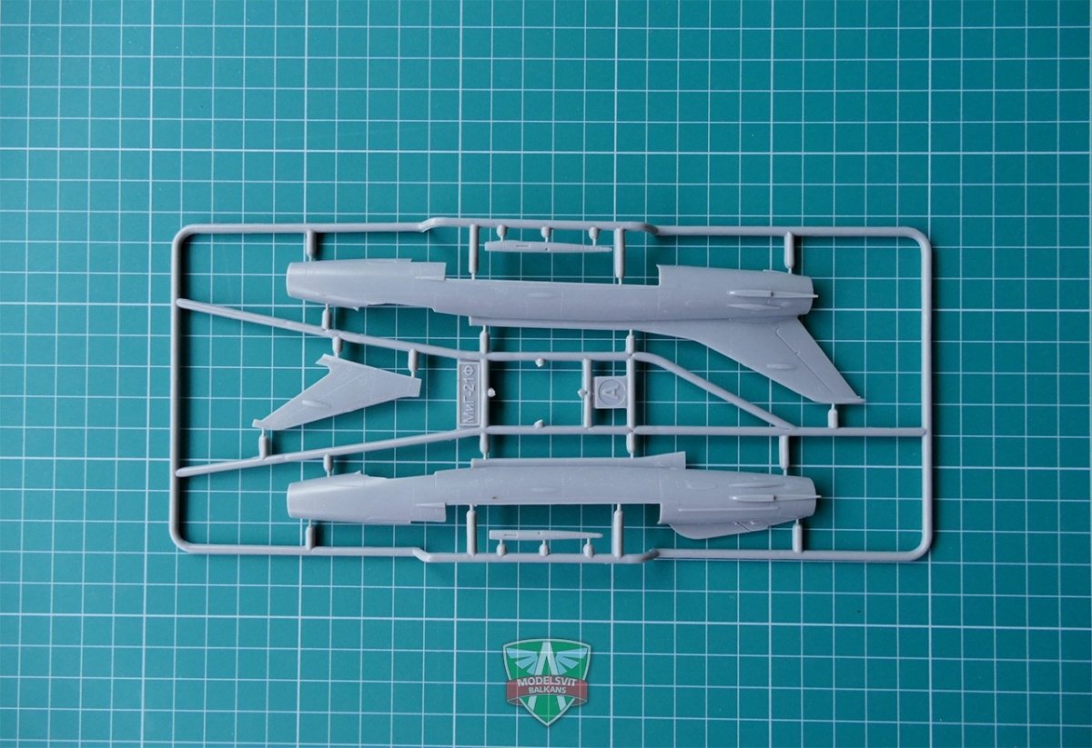 Modelsvit 72021 MiG-21F(Izdeliye &amp;quot;72&amp;quot;) Soviet supersonic fighter 1/72 – immagine 3