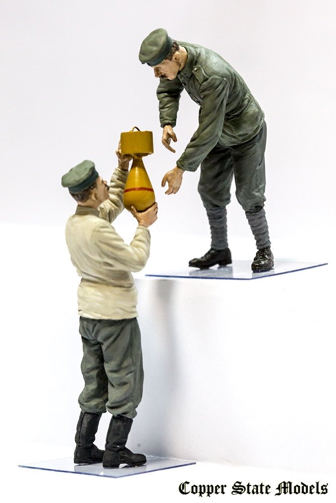 Copper State Models F32-005 German aerodrome personnel bomb loading 1/32 – immagine 3
