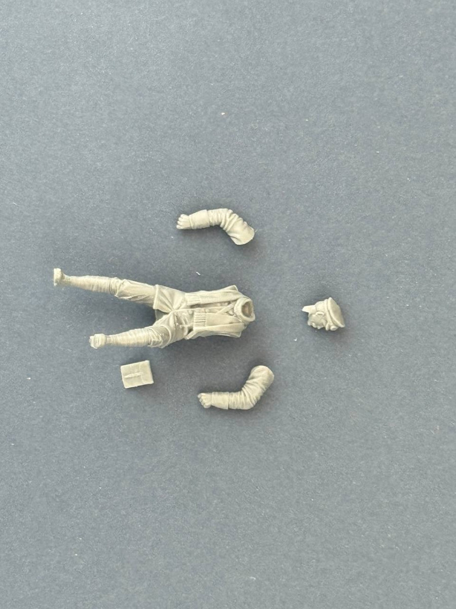 Copper State Models F32-060 German Dispatch Rider standing with a motorcycle (Motorcycle not included) 1/32 – imagen 4