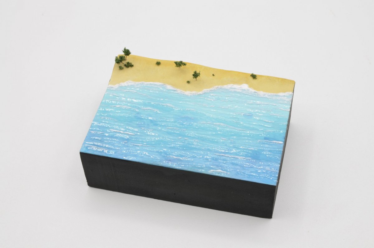 AK Interactive AK6584 WATER SHEET TRANSPARENT RUNNING WATER 245 X 195MM / 9.64 X 7.68 “ – TEXTURED ACRYLIC SHEET – 1 UNIT – imagen 4