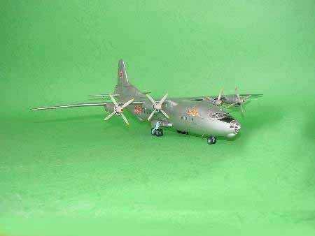 Trumpeter 04001 Antonov An-12BK Cub 1/100 – image 3