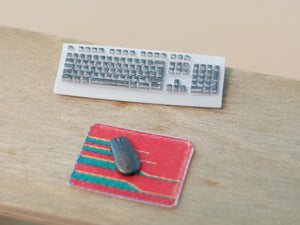 Point of no Return 3524057 PC z monitorem, klawiaturą, myszką i kalkomaniami / PC with monitor, keyboard, mouse and decals 1/35 – immagine 3