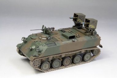 Fine Molds FM54 Véhicule blindé de transport de troupes Type 60 des Forces d&amp;#39;autodéfense terrestres japonaises avec MAT 1/35 – image 3