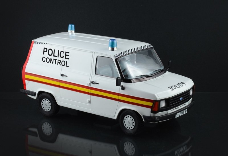 Italeri 3657 FORD TRANSIT UK POLICE 1/24 – Bild 3