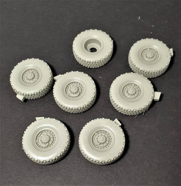 Panzer Art RE35-710 FMTV Road wheels (Goodyear) 1/35 – Bild 2