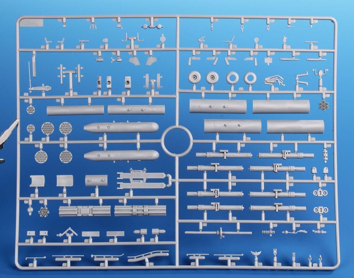 Special Hobby 32082 AH-1G Cobra &amp;#39;Early Tails over Vietnam&amp;#39; Hi-Tech Kit 1/32 – image 10