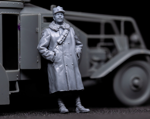 Copper State Models F35-026 Officier de voiture blindée italienne en manteau de fourrure 1/35 – image 2