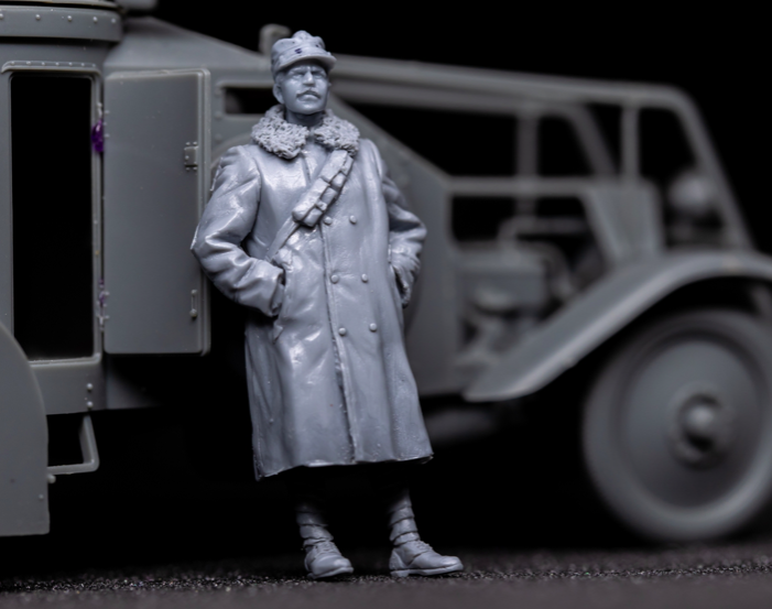 Copper State Models F35-026 Officier de voiture blindée italienne en manteau de fourrure 1/35 – image 2