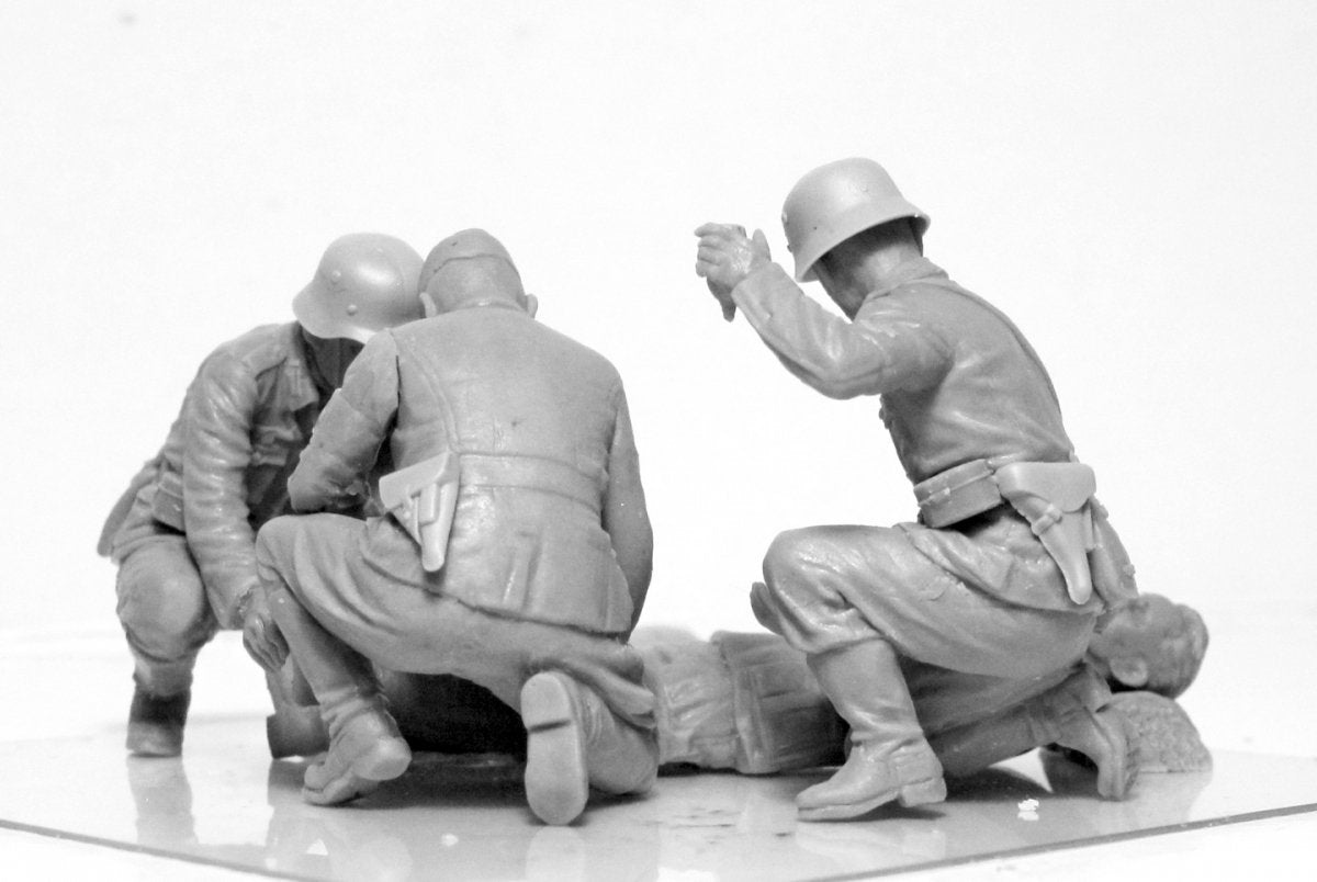 ICM 35620 WWII German Military Medical Personnel 1/35 – image 4