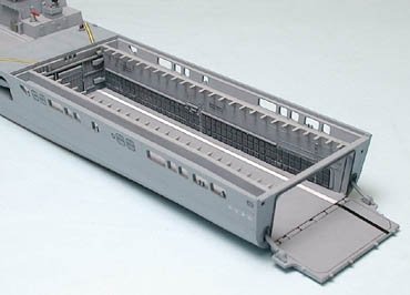 Tamiya 31003 Japanese Defence Force LST-4001 Ohsumi 1/700 – immagine 4