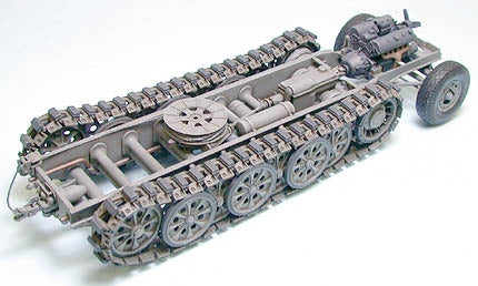 Tamiya 35239 German 18-Ton Heavy Half-Track FAMO 1/35 – immagine 6