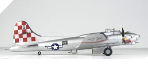Academy 12414 B-17G Flying Fortress Édition spéciale avec décoration de nez au 1/72  – image 4