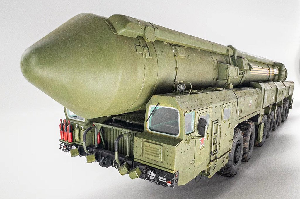 Trumpeter 01082 15U175 TEL of RS-12M1 Topol-M ICBM complex 1/35 – image 2