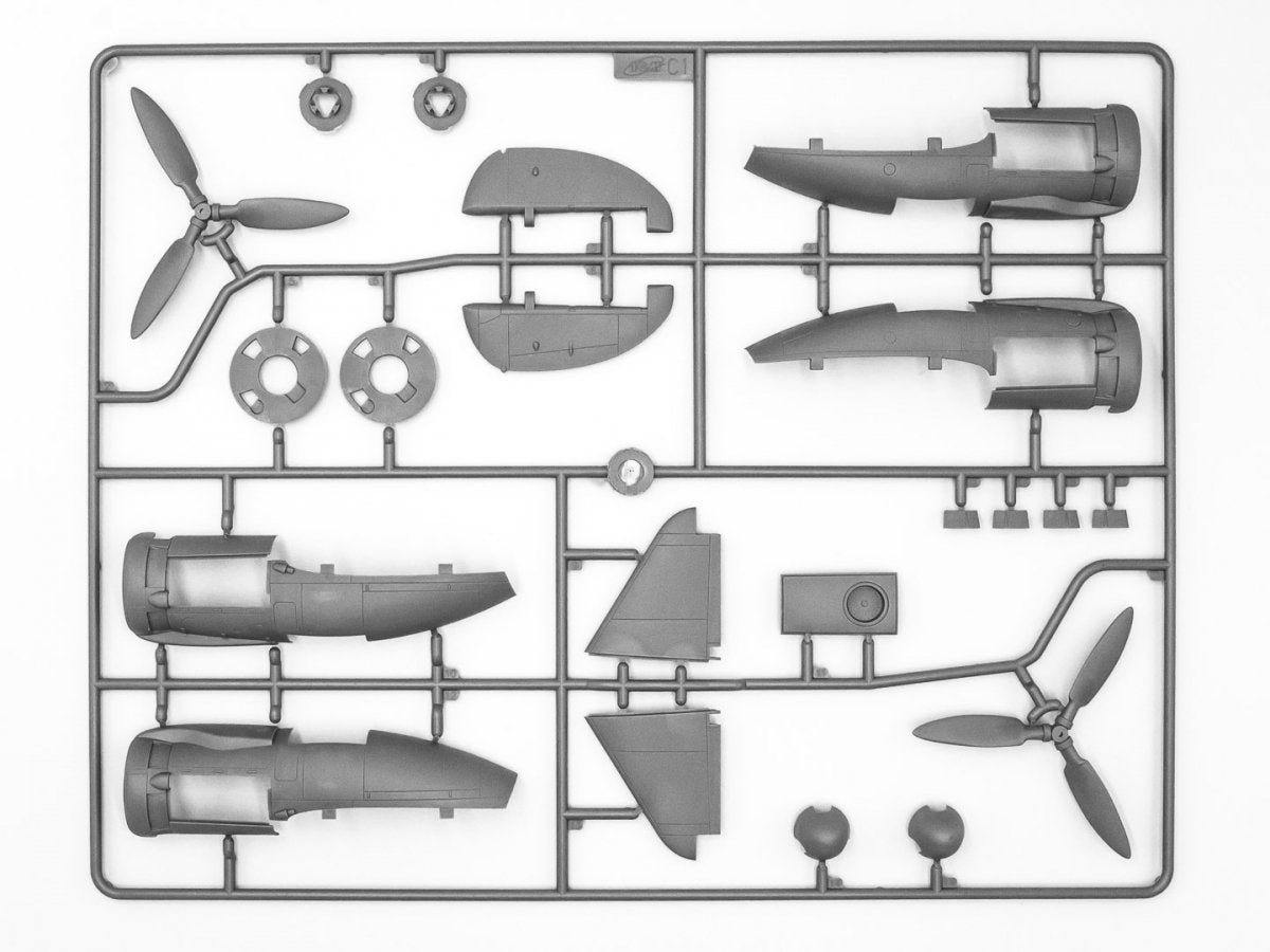 ICM 48229 Ju 88A-4 with German Ground Personnel and Torpedo Trailers 1/48 – imagen 10