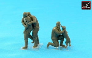 Armory Models F7224b RAF WWII crewman in high altitude outfit – “Friends” 1/72 – immagine 3