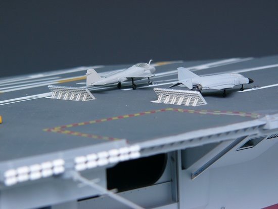 Trumpeter 05605 US CVN-68 Nimitz porte-avions 1975 (1/350) – image 11