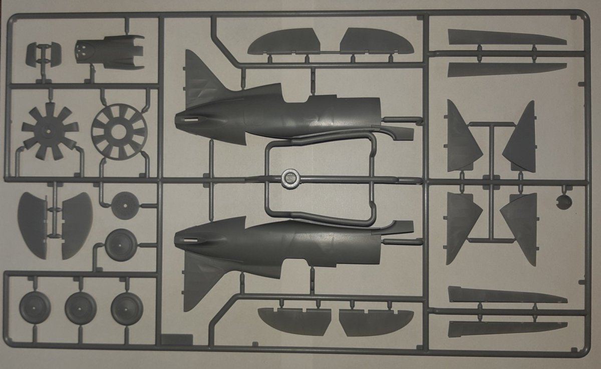 ICM 32003 I-16 type 29, WWII Soviet Fighter 1/32 – Bild 5