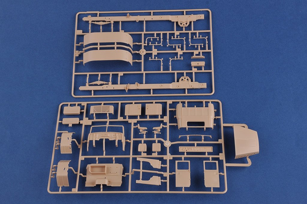 Hobby Boss 85513 Ukraine KrAZ-6446 Tractor with MAZ/ChMZAP-5247G semitrailer 1/35 – imagen 13