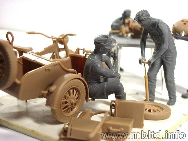 Master Box 3560 German motocycle repair team 1/35 – Bild 3