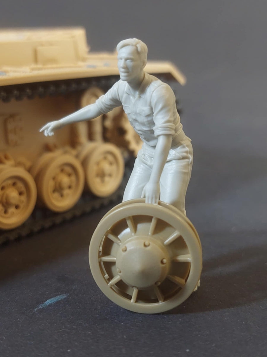 Panzer Art FI35-239 German tank mechanic at work No2 1/35