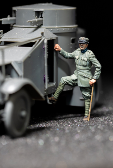 Copper State Models F35-023 Italian Armoured Car Officer getting inside 1/35 – zdjęcie 2