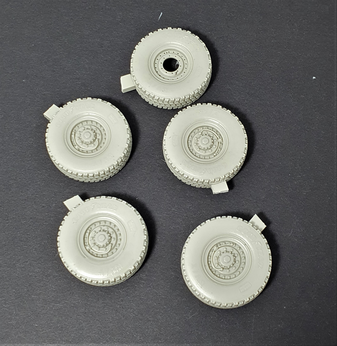 Panzer Art RE35-706 M1078 LMTV Road wheels (Goodyear) 1/35 – Bild 2