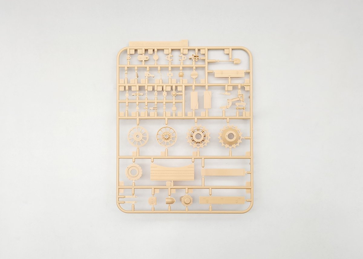 Amusing Hobby 35A042 FV221 Caernarvon British Heavy Tank 1/35 – image 8
