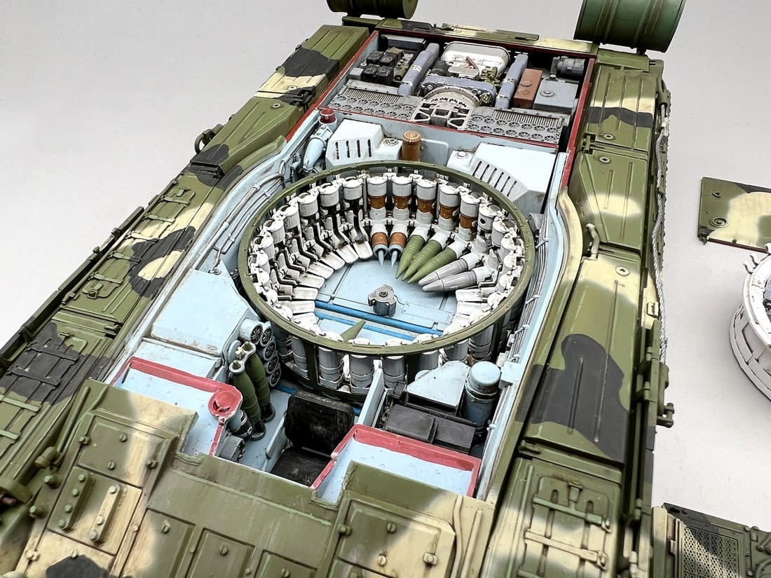 Amusing Hobby 35A060 Russian Main Battle Tank T-80U - Full interior kit 1/35 – zdjęcie 5