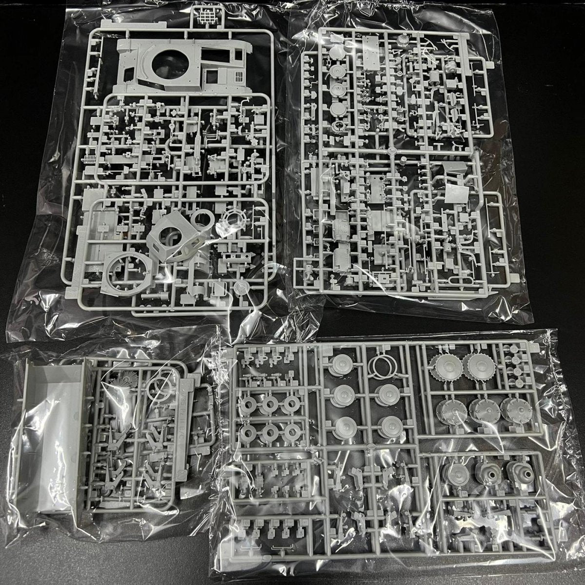 Dragon MD002 Pz.Kpfw.II Ausf.F w/Interior Afrika Corps 1/35 – immagine 4