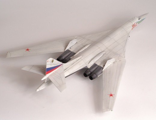 Zvezda 7002 Bombardier stratégique supersonique russe Tu-160 (1/144) – image 5