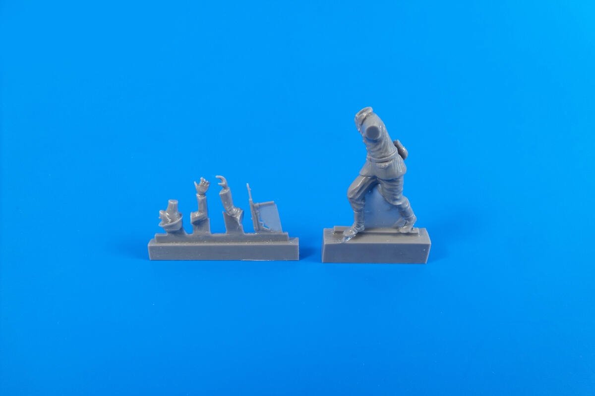 CMK 48309 Motocycliste allemand de la Seconde Guerre mondiale (poussant sa machine) pour kit Tamiya BMW 1/48 – image 3