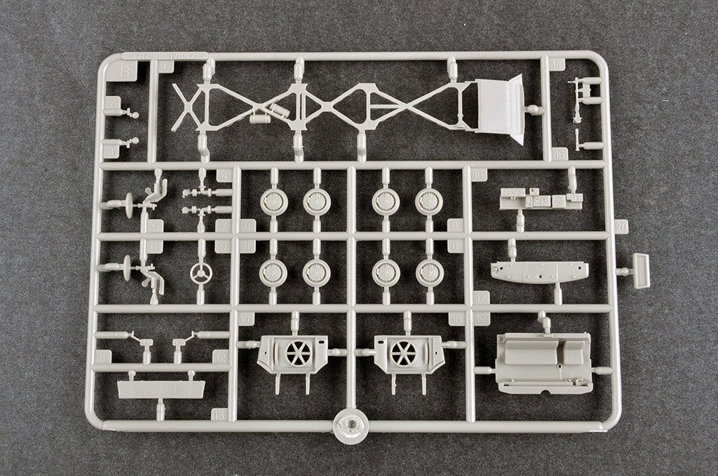 Trumpeter 07179 Russian 9P113 TEL w/9M21 Rocket of 9K52 Luna-M Frog-7 tactical rocket 1/72 – zdjęcie 9
