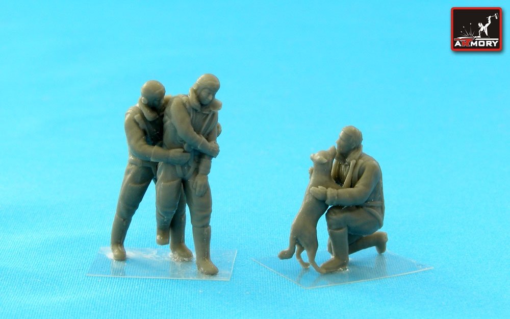 Armory Models F7224b RAF WWII crewman in high altitude outfit – “Friends” 1/72 – immagine 2