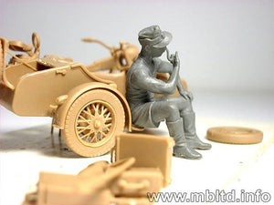 Master Box 3560 German motocycle repair team 1/35 – Bild 11