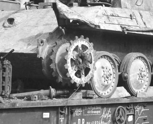 Panzer Art RE35-327 Damage drive wheels for “Panther” tank 1/35 – immagine 2
