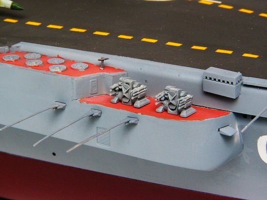 Trumpeter 05606 USSR Admiral Kuznetsov aircraft carrier 1/350 – immagine 11