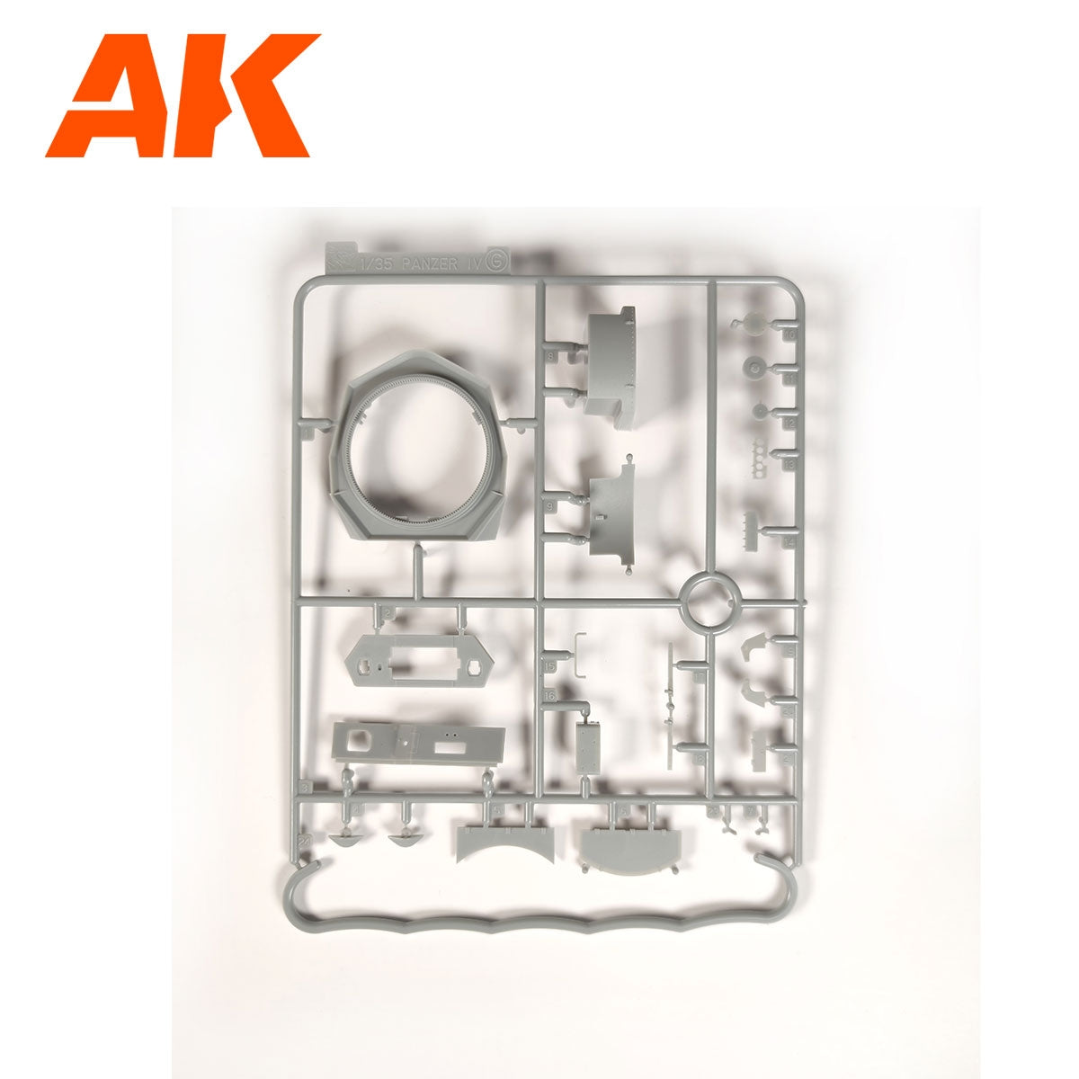 AK Interactive AK35504-B PZ.KPFW.IV AUSF.D AFRIKA KORPS + 5 FIGURES GERMAN TANK CREW AFRIKA KORPS 1/35 – immagine 14