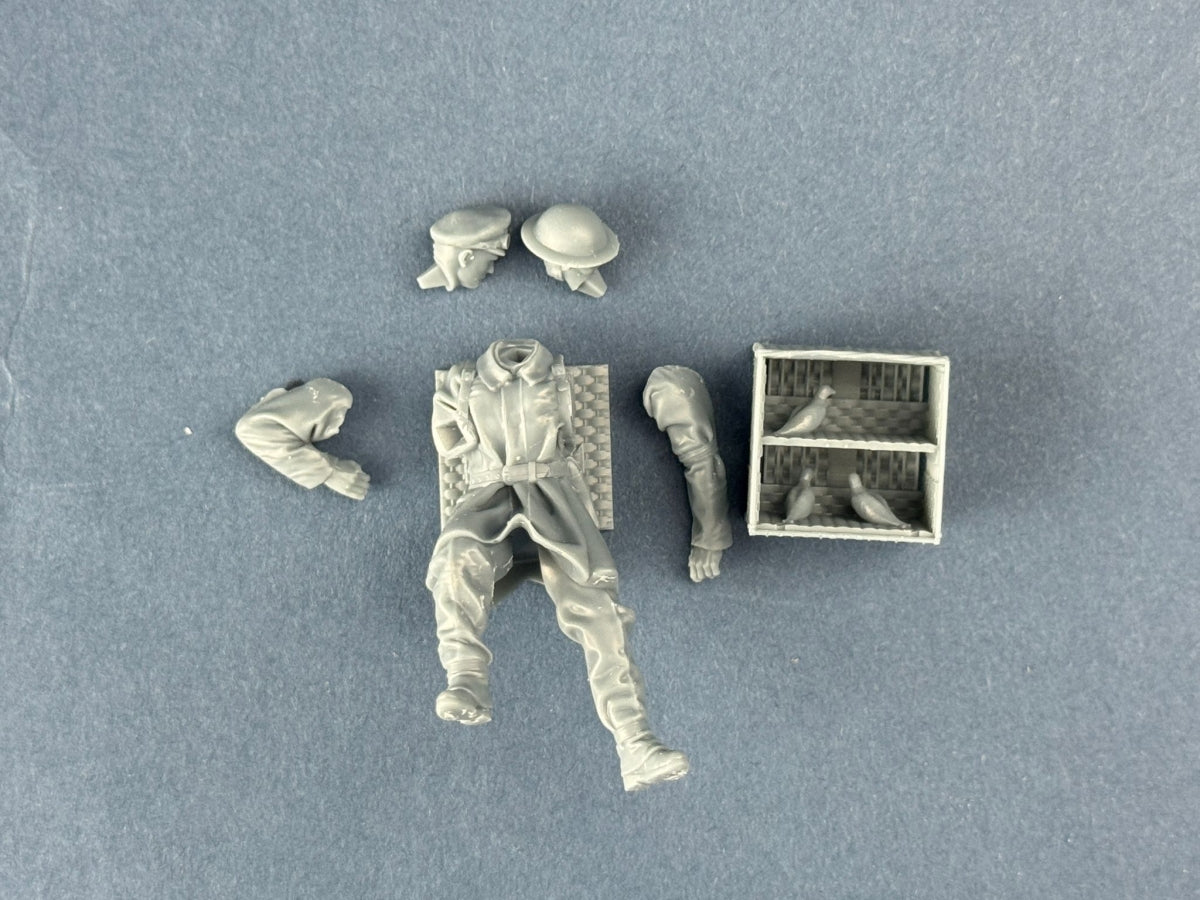 Maquette Copper State Models F35-060 : Cavalier messager britannique avec panier de pigeons (moto non incluse) 1/35 – image 3