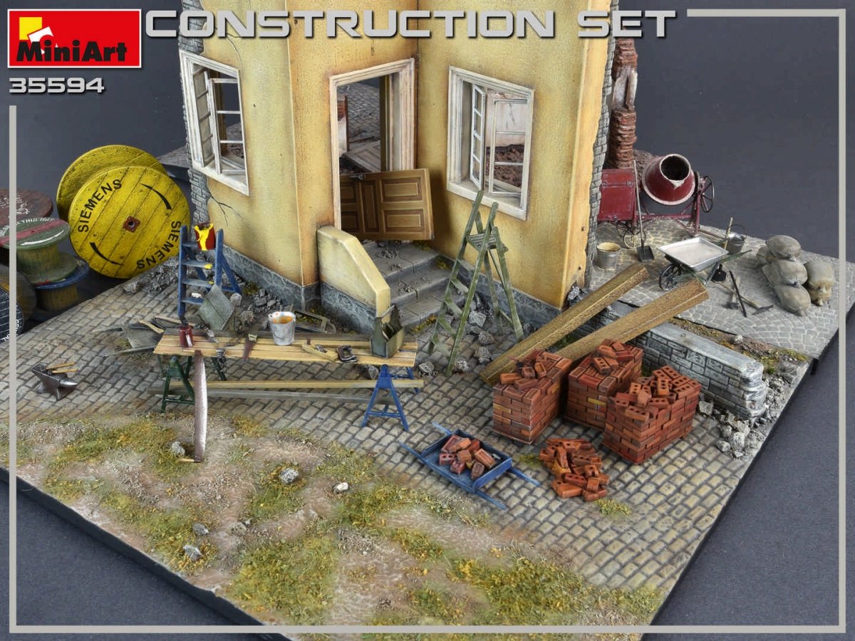 MiniArt 35594 Kit de construction : échelles, table, seaux, briques, chariot, enclume, poutres, cric et outils 1/35 – image 3