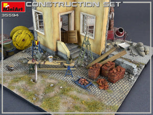 MiniArt 35594 Kit de construction : échelles, table, seaux, briques, chariot, enclume, poutres, cric et outils 1/35 – image 3