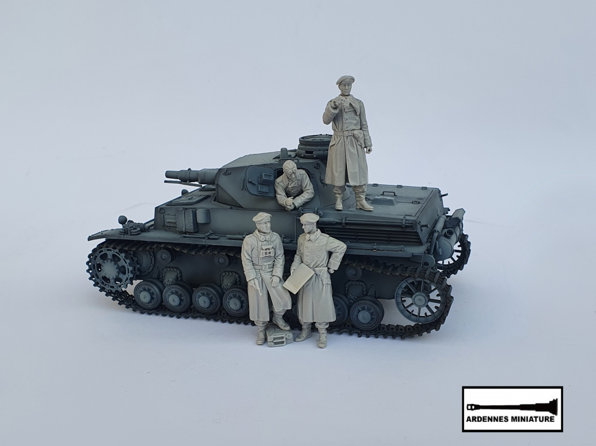 Ardennes Miniature 35045 GERMAN PANZER COMM. AND CREWMAN WW2 1/35 – zdjęcie 2