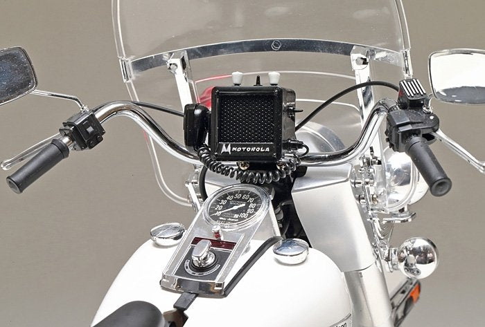 Tamiya 16038 Harley Davidson FLH1200 - Police Bike 1/6 – immagine 5