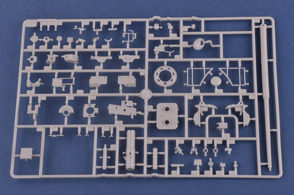 Hobby Boss 84533 Pz.Kpfw.VI Sd.Kfz.182 Tiger II (Production Henschel juillet 1945) (1/35) – image 8