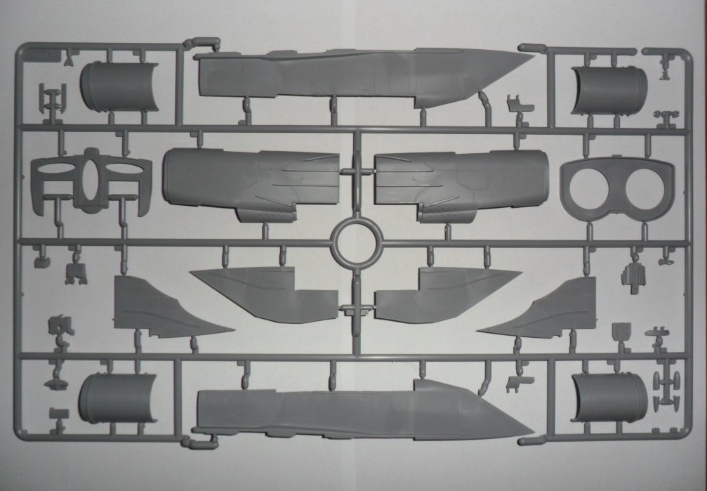 ICM 48902 MiG-25 RB, Soviet Reconnaissance Plane 1/48 – immagine 10
