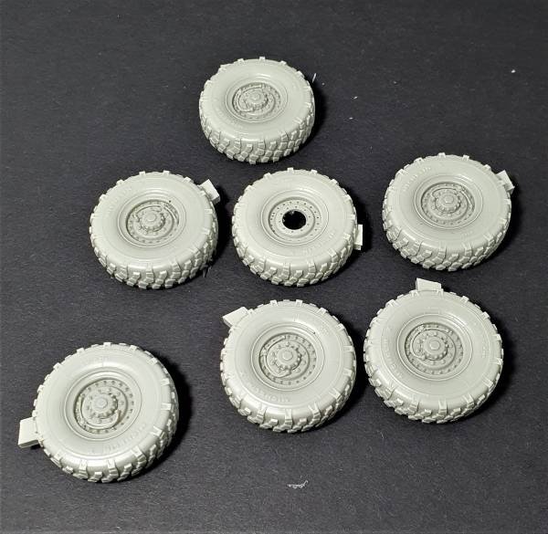 Panzer Art RE35-709 FMTV Road wheels (Michelin) 1/35 – Bild 2
