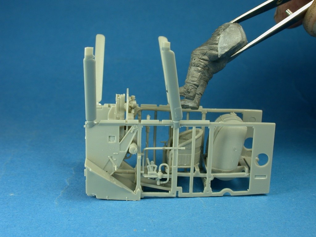Modèle réduit Copper State Models F32-038 : Pilote RFC assis en combinaison Sidcot, échelle 1/32 – image 5