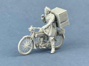 Copper State Models F32-063 British Dispatch Rider with a basket of pigeons (Motorcycle not included) 1/32 – immagine 2